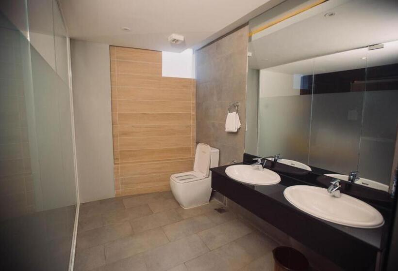 سوییت, Giraffe Beach