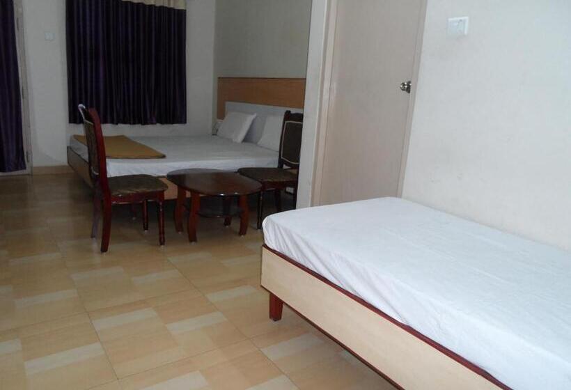 Quarto Triplo Deluxe, Pasuparthy Residency