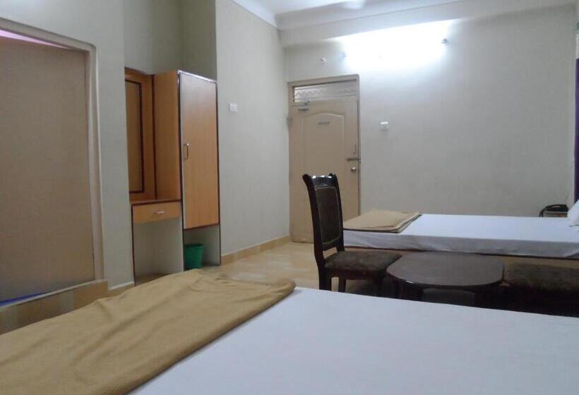 חדר דלוקס לשלושה, Pasuparthy Residency