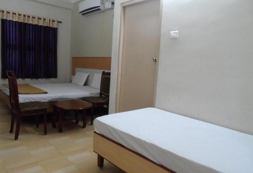 Quarto Triplo Deluxe, Pasuparthy Residency