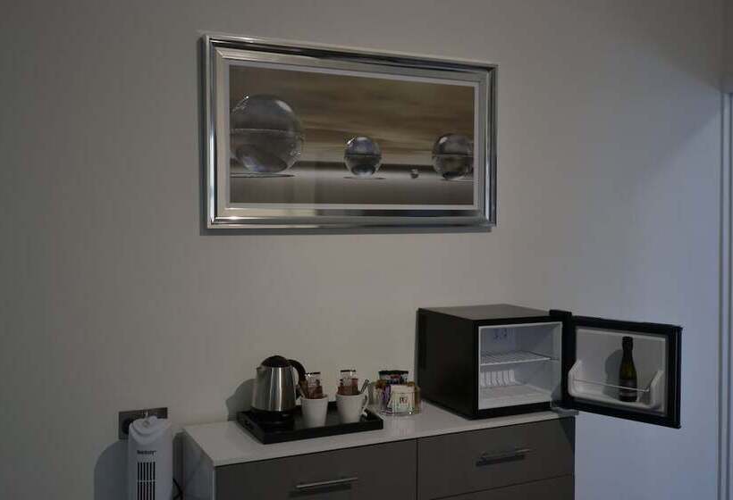 חדר סופריור, 33