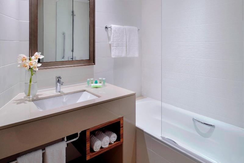 キングサイズベッドのスタンダードルーム, Courtyard By Marriott World Trade Center, Abu Dhabi