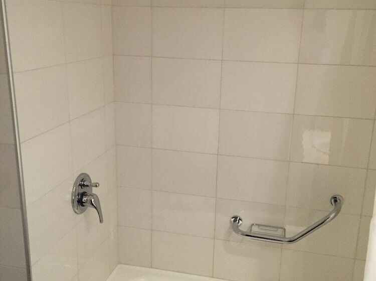 غرفة أساسية ثلاثية, Crystal Tower