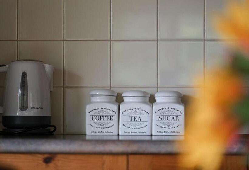 جناح مزود بجاكوزى, Daysy Hill Country Cottages