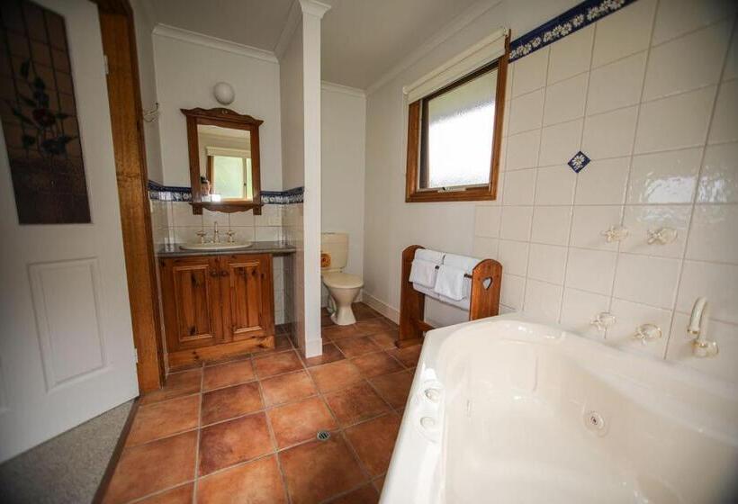 جناح مزود بجاكوزى, Daysy Hill Country Cottages