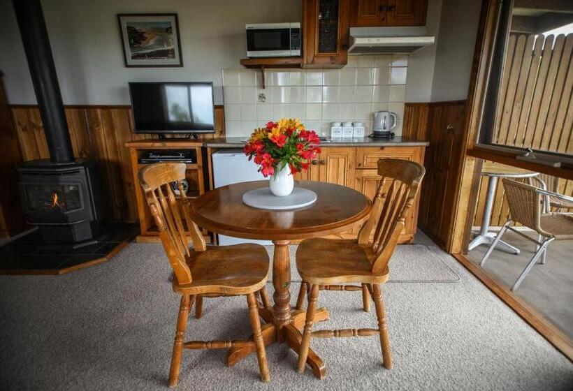 جناح مزود بجاكوزى, Daysy Hill Country Cottages