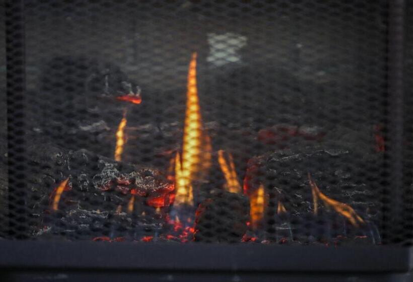 جناح مزود بجاكوزى, Daysy Hill Country Cottages