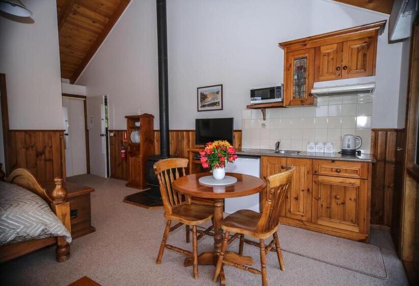 جناح مزود بجاكوزى, Daysy Hill Country Cottages