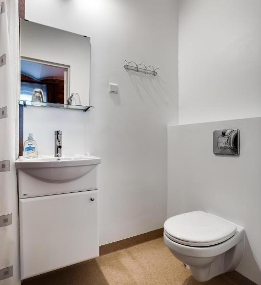 اتاق استاندارد یک نفره, Janne