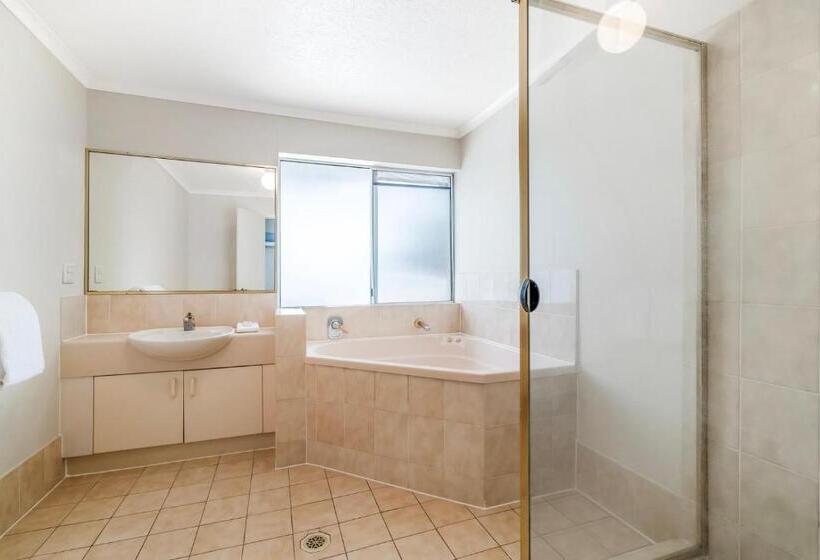 침실 3개 아파트, Markham Court