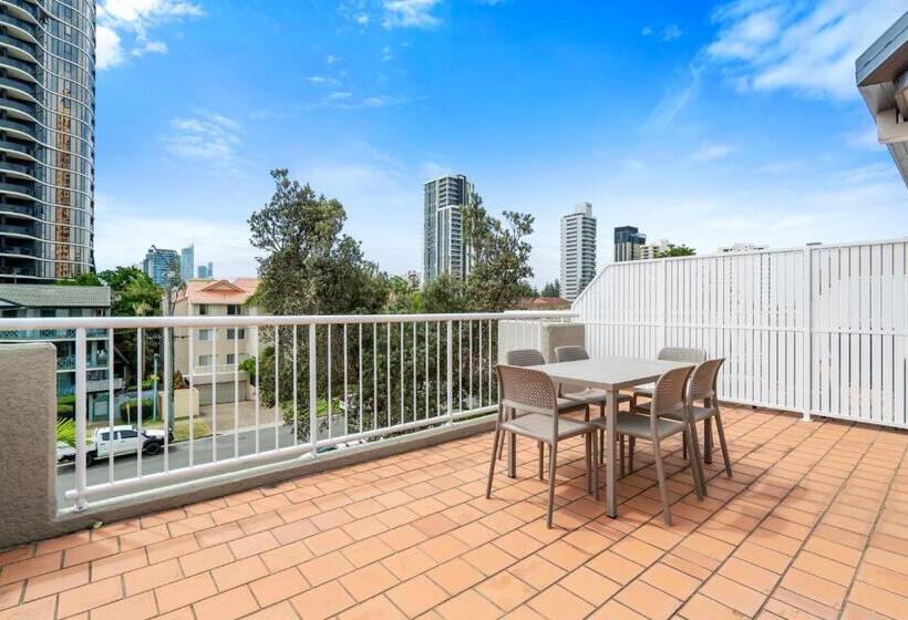 침실 3개 아파트, Markham Court