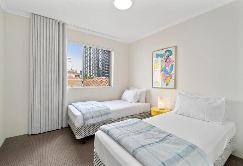 침실 3개 아파트, Markham Court