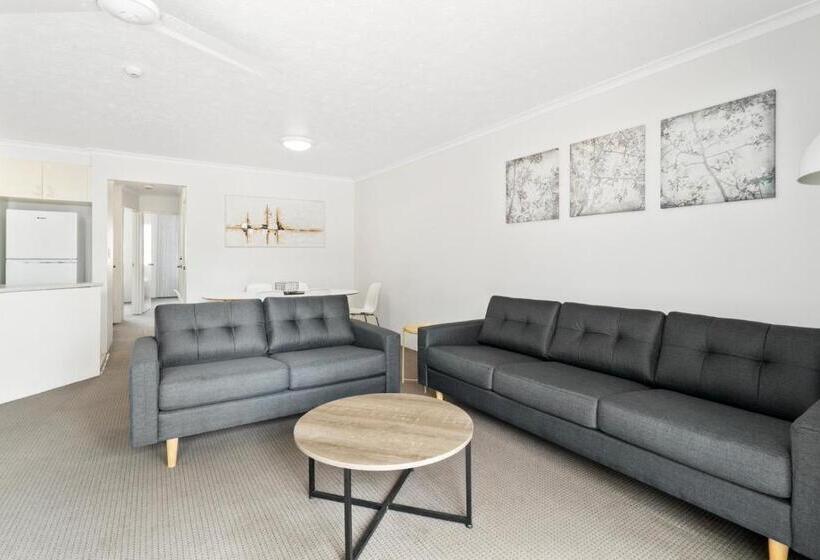 침실 3개 아파트, Markham Court