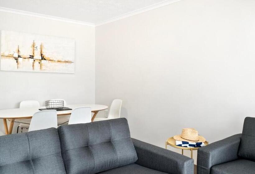 침실 3개 아파트, Markham Court