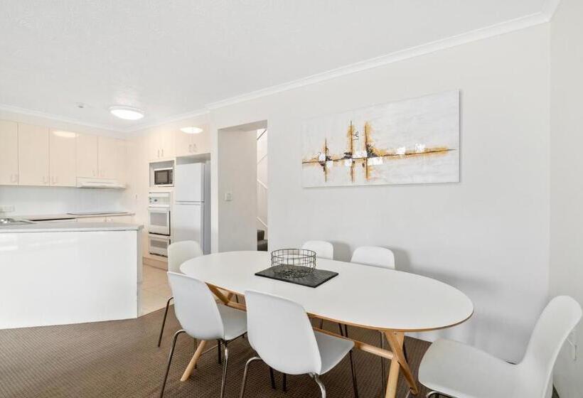 침실 3개 아파트, Markham Court