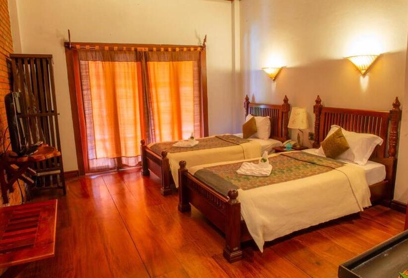 غرفة بريميوم مطلة على حمام السباحة, Muangthong Boutique