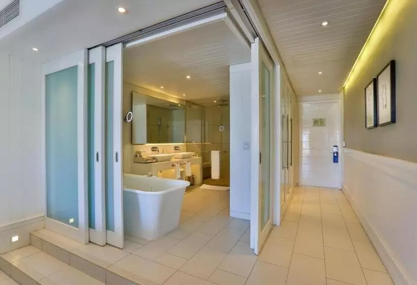 اتاق پریمیوم با چشم‌انداز باغ, Radisson Blu Azuri Resort & Spa