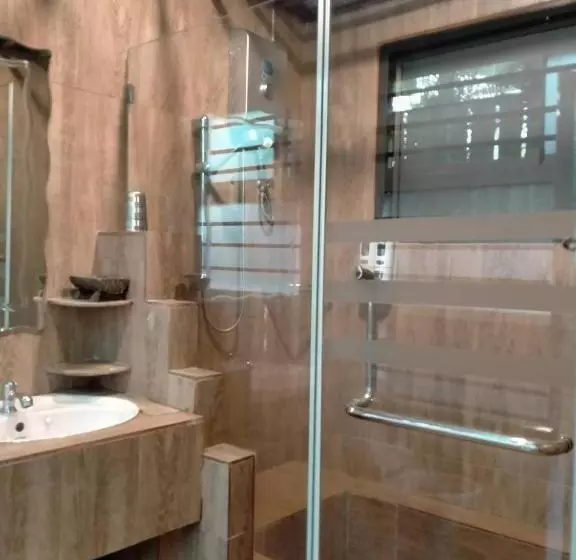 Deluxe room with river view, Saiyok River House