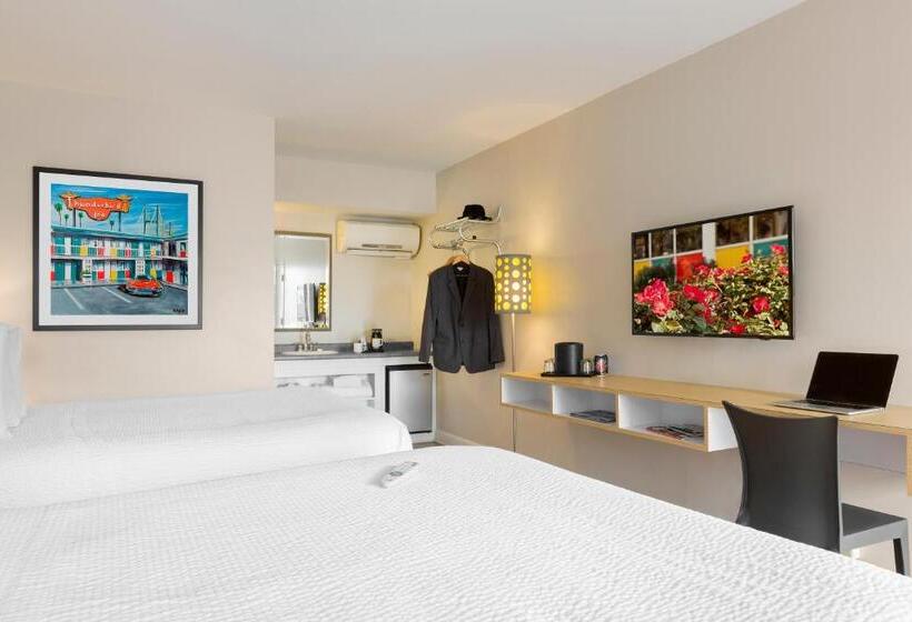 اتاق استاندارد, The Thunderbird Inn