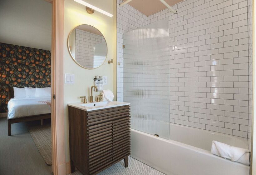 غرفة سوبيريور, Peninsula Bed & Cocktails