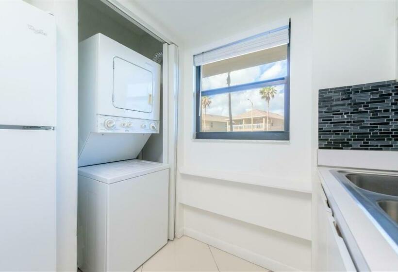 شقة غرفة نوم واحدة بالطابق الأرضى, Canaveral Towers