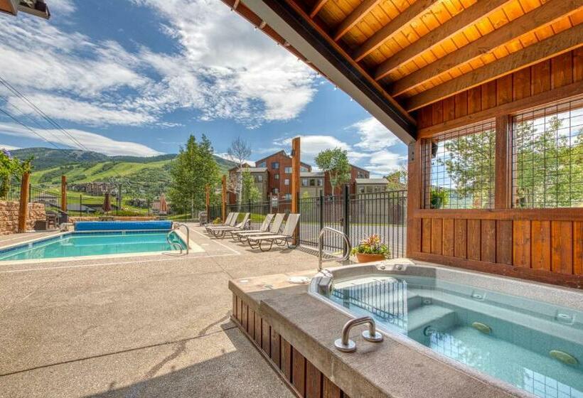 スタンダードスタジオ, Emerald Views At The West