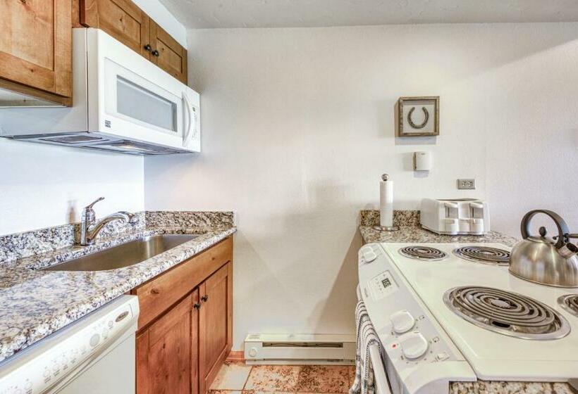 スタンダードスタジオ, Emerald Views At The West