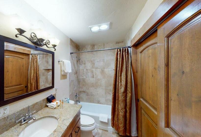 Дом 4 Спальни, Longbranch Condo #301