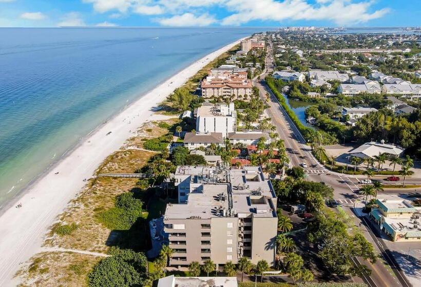 דירת שני חדרים, Shore House 502