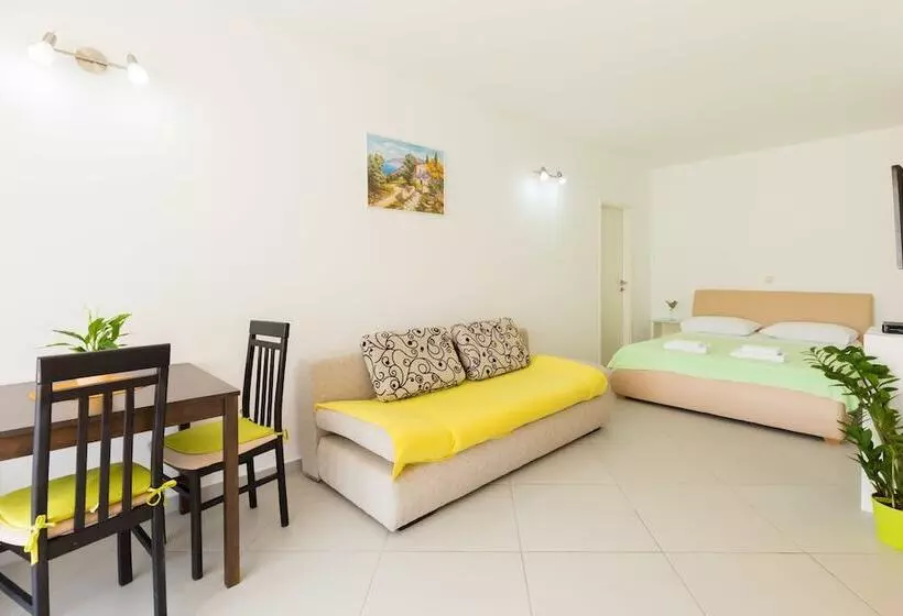 استودیو استاندارد با چشم‌انداز دریا و بالکن, Apartments Mandy