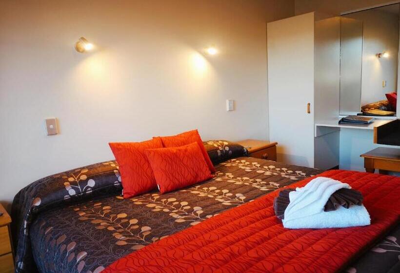 شقة غرفة واحدة, Aston Court Motel