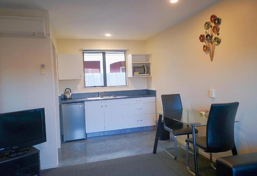 شقة غرفة واحدة, Aston Court Motel