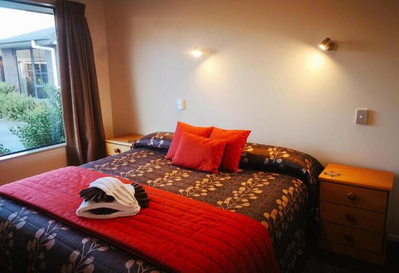 شقة غرفة واحدة, Aston Court Motel