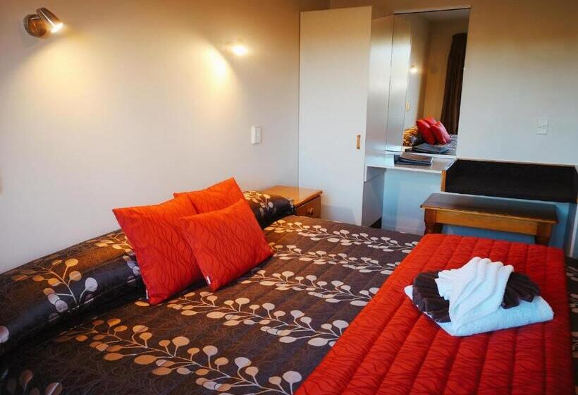 شقة غرفة واحدة, Aston Court Motel