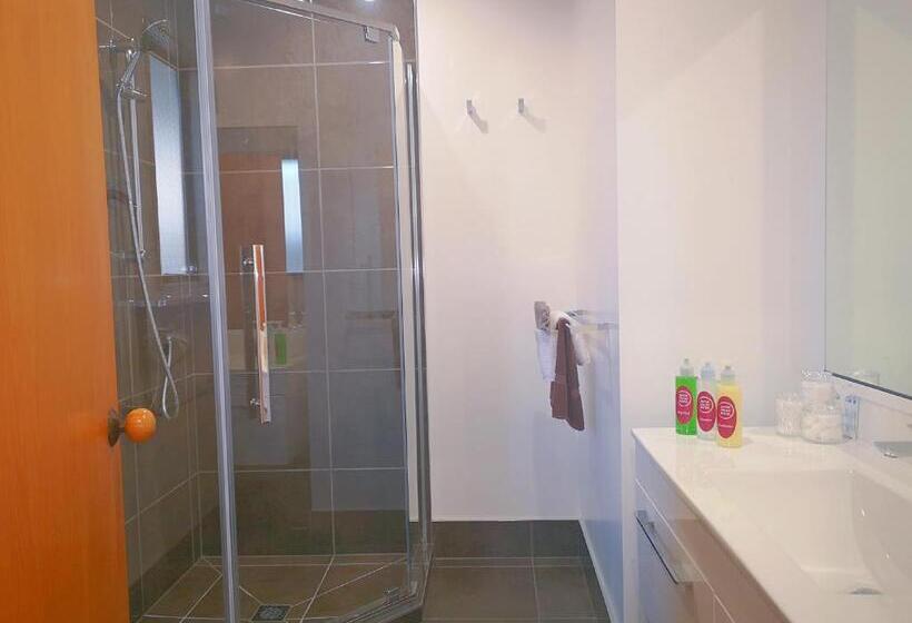 إستوديو قياسى, Aston Court Motel