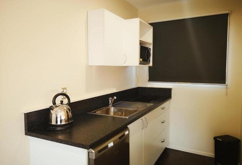 إستوديو قياسى, Aston Court Motel