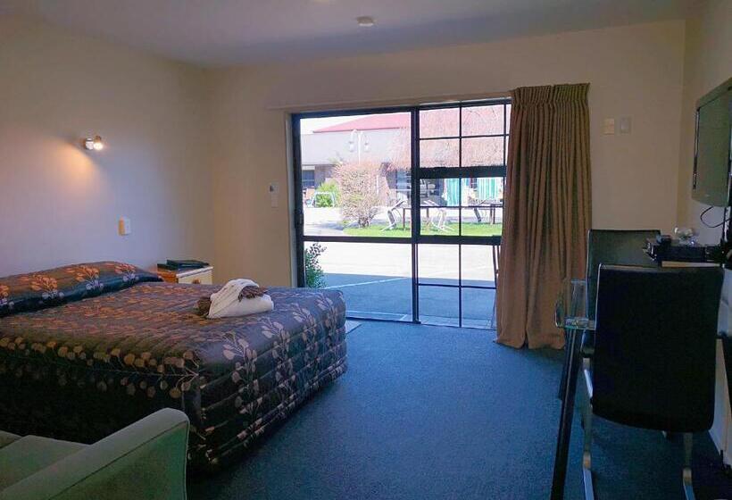 Escritório Estándar, Aston Court Motel
