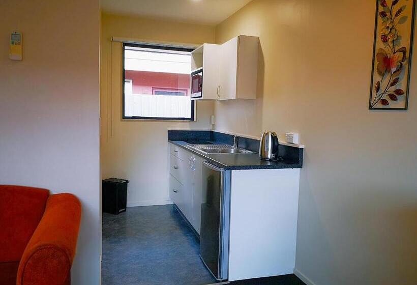 إستوديو قياسى, Aston Court Motel