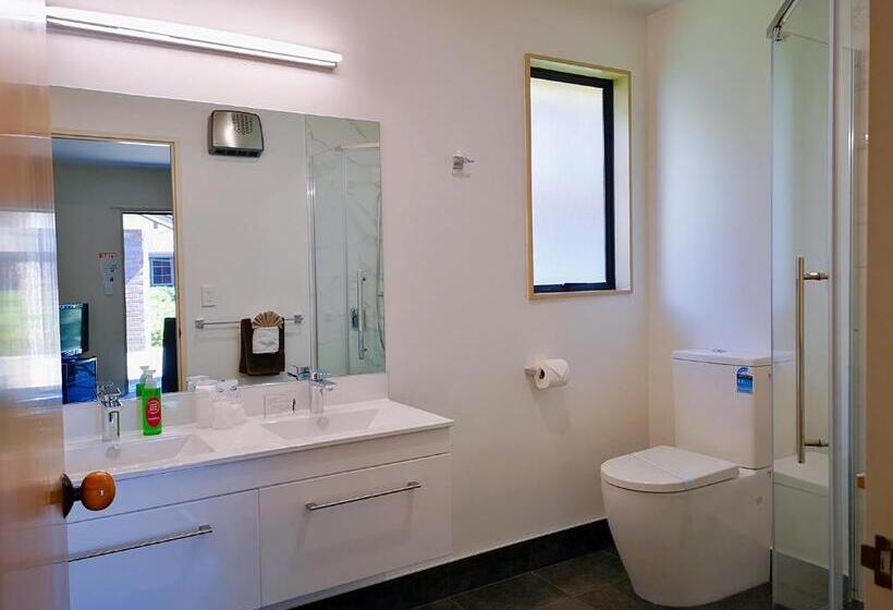 شقة غرفتين, Aston Court Motel