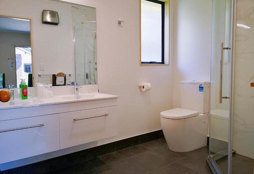 شقة غرفتين, Aston Court Motel