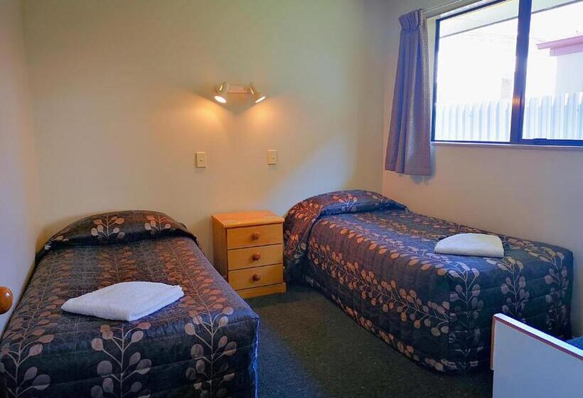 شقة غرفتين, Aston Court Motel