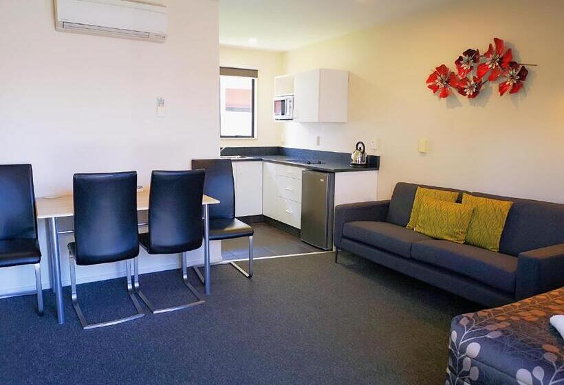 شقة غرفتين, Aston Court Motel