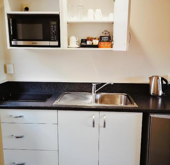 إستوديو قياسى, Aston Court Motel