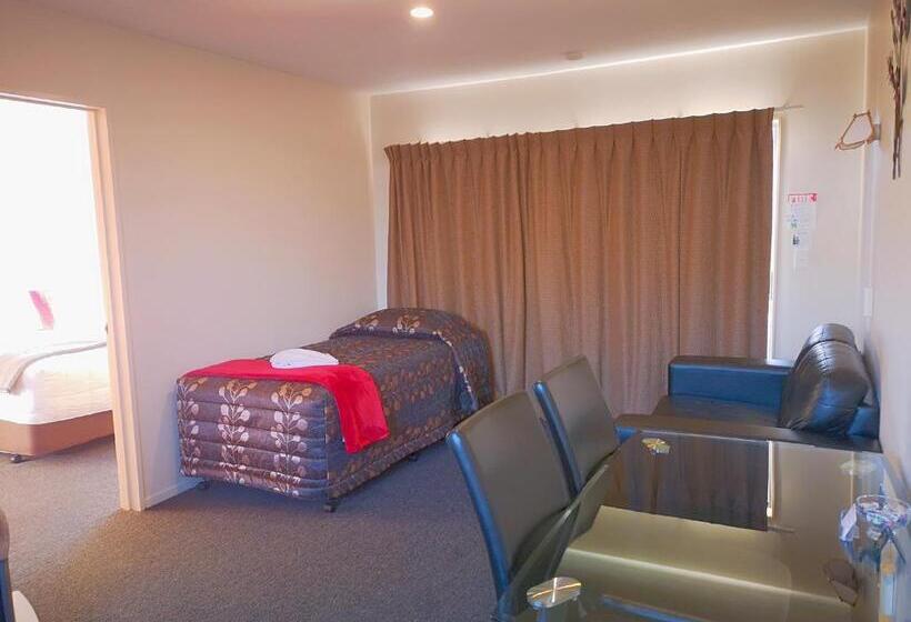 شقة غرفة واحدة, Aston Court Motel