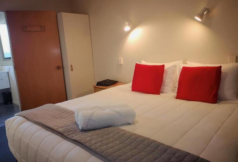 شقة غرفة واحدة, Aston Court Motel