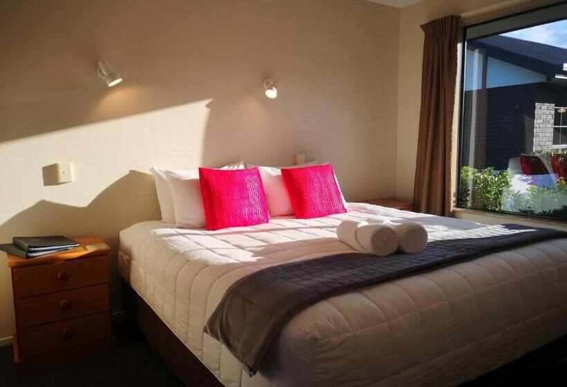 شقة غرفة واحدة, Aston Court Motel