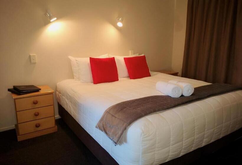 شقة غرفة واحدة, Aston Court Motel