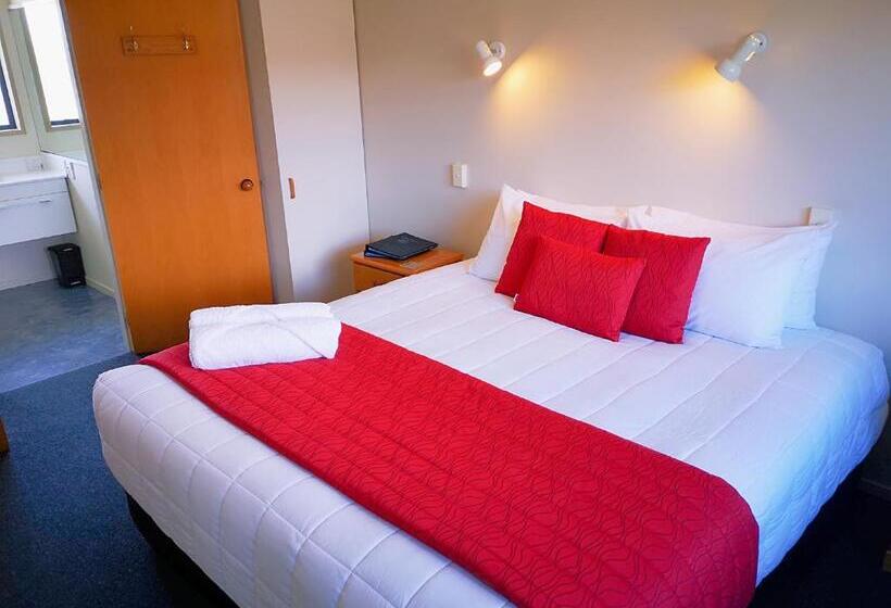 شقة غرفة واحدة, Aston Court Motel