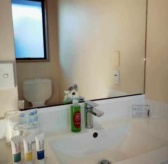 إستوديو قياسى, Aston Court Motel