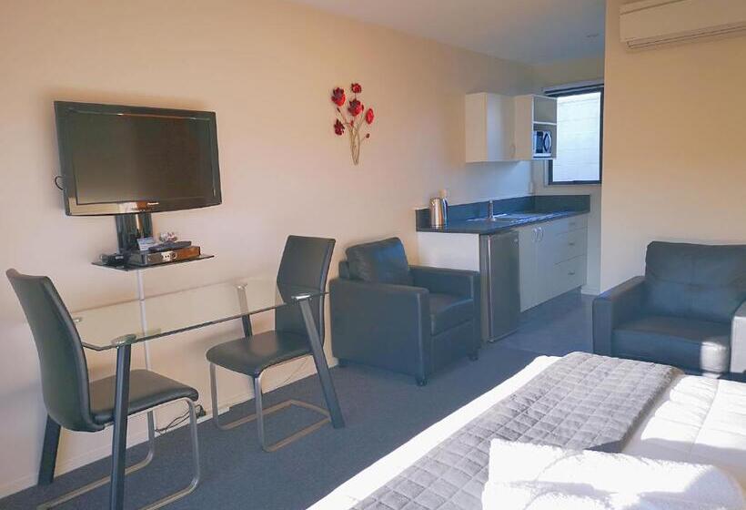 스탠다드 스튜디오, Aston Court Motel